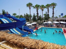 Una piscina al aire libre de temporada