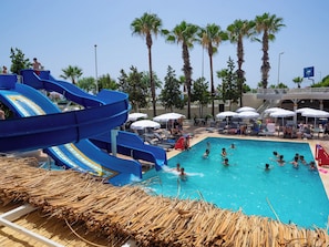 Una piscina al aire libre de temporada
