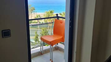 Habitació amb dos llits individuals estàndard, balcó, vistes al mar | Roba de llit d'alta qualitat, wifi i roba de llit