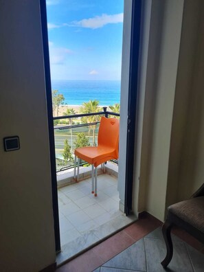 Kahden hengen standard-huone (kaksi sänkyä), parveke, merinäköala | Ylelliset vuodevaatteet, Wi-Fi, vuodevaatteet