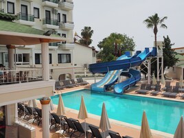 Una piscina al aire libre de temporada