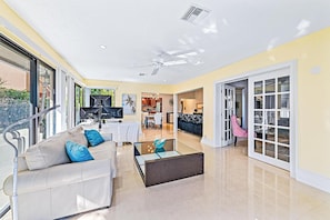 Smart TV, DVD player, video library, offices - Sunrise Lake House in Delray Beach (Delray Beach)