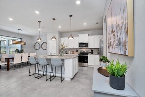 Kühlschrank, Mikrowelle, Herdplatte, Geschirrspüler