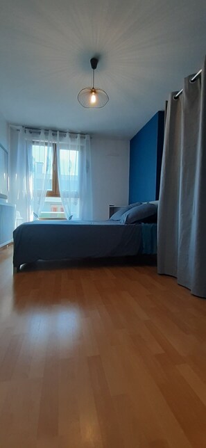 2 chambres, fer et planche à repasser, Wi-Fi, draps fournis