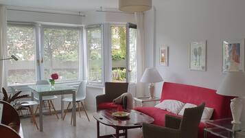 Smart-TV, DVD-Player, Bücher, Stereoanlage