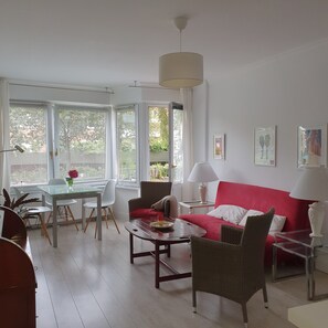 Smart TV, DVD player, books, stereo - Comfortable 2-room apartment near the subway in a quiet location (Hamburg)