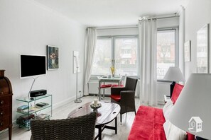 TV connectée, lecteur de DVD, livres, chaîne hi-fi