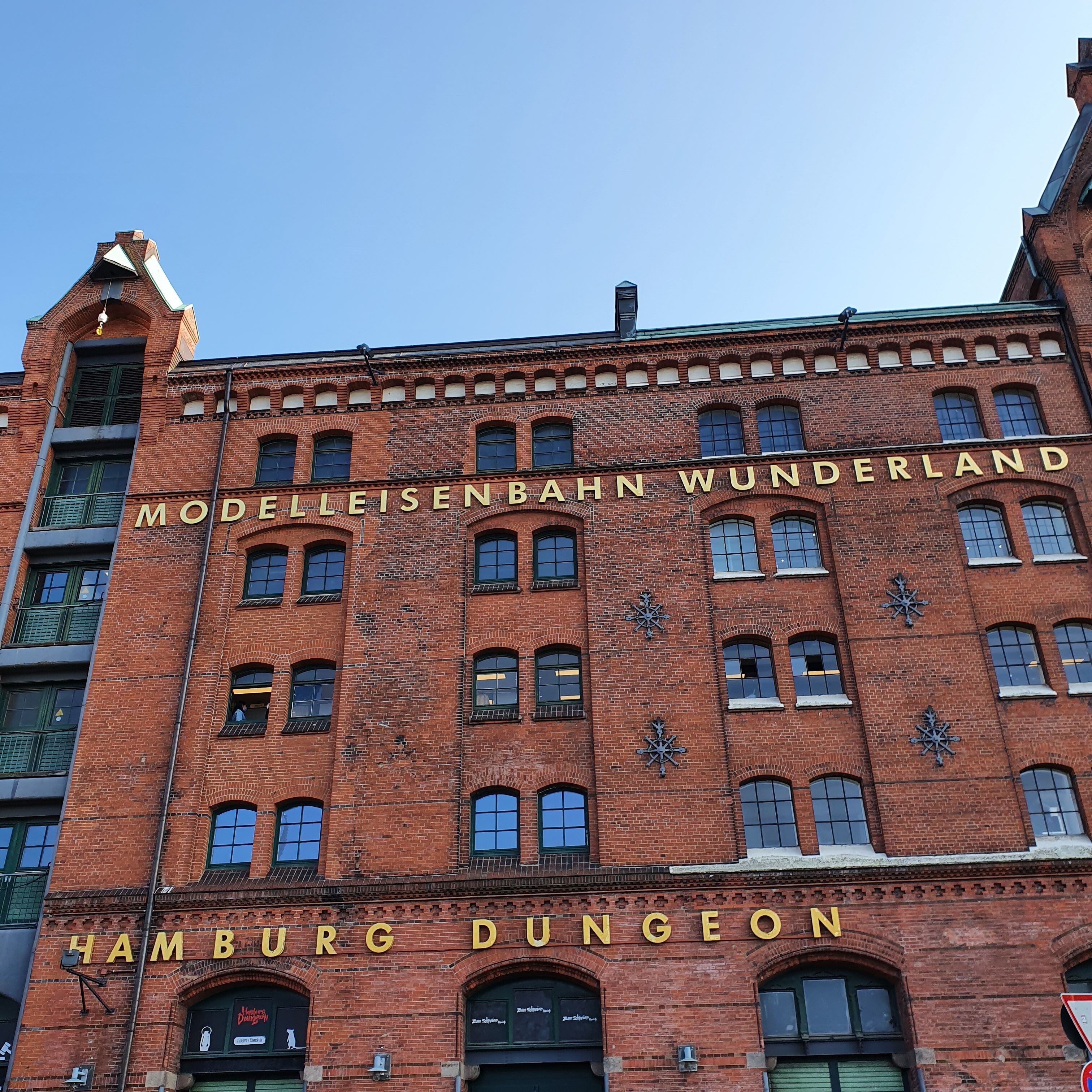 A red brick building with the name 'Hamburg Dungeon' and 'Modelleisenbahn Wunderland' on the facade.