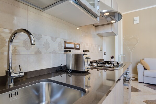 A modern kitchen with a stainless steel sink, a toaster, and a gas stove. - 💥💥💥"Marte Suite" -  in the heart of Florence! A/C - WiFi superfast! 💥💥💥 (Firenze)