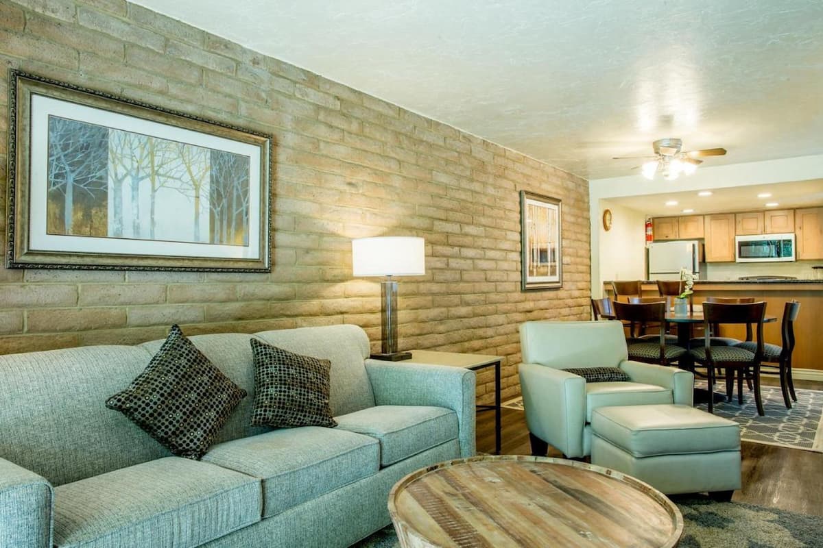 Signature Condo, 2 Bedrooms, 2 Bathrooms | Living room | 45-inch TV with cable channels, table tennis