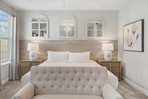 6 Schlafzimmer, Schreibtisch, Bügeleisen/Bügelbrett, Reisekinderbett
