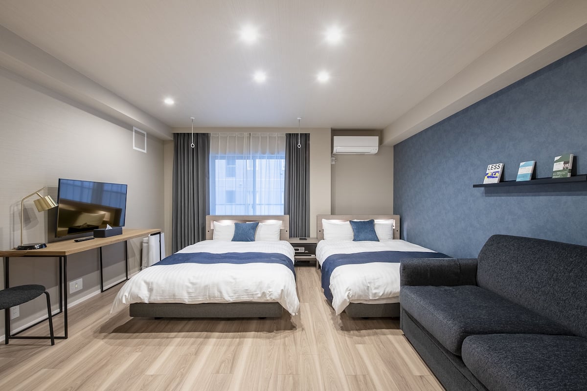 Family Room, Non Smoking (Superior) | Peti besi dalam bilik, meja, langsir/tirai gelap terus 