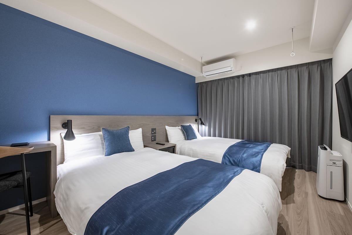 Superior Twin Room, Non Smoking | Peti besi dalam bilik, meja, langsir/tirai gelap terus 