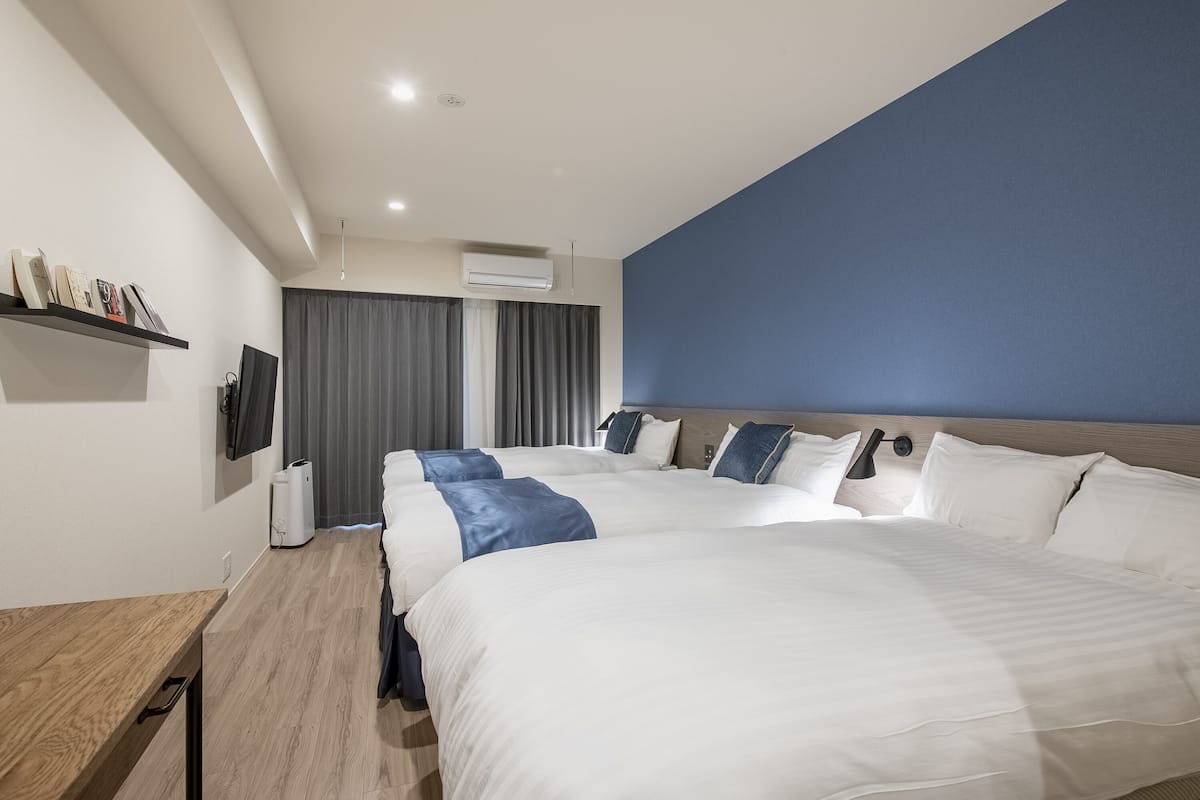 Superior Triple Room, Non Smoking | Peti besi dalam bilik, meja, langsir/tirai gelap terus 