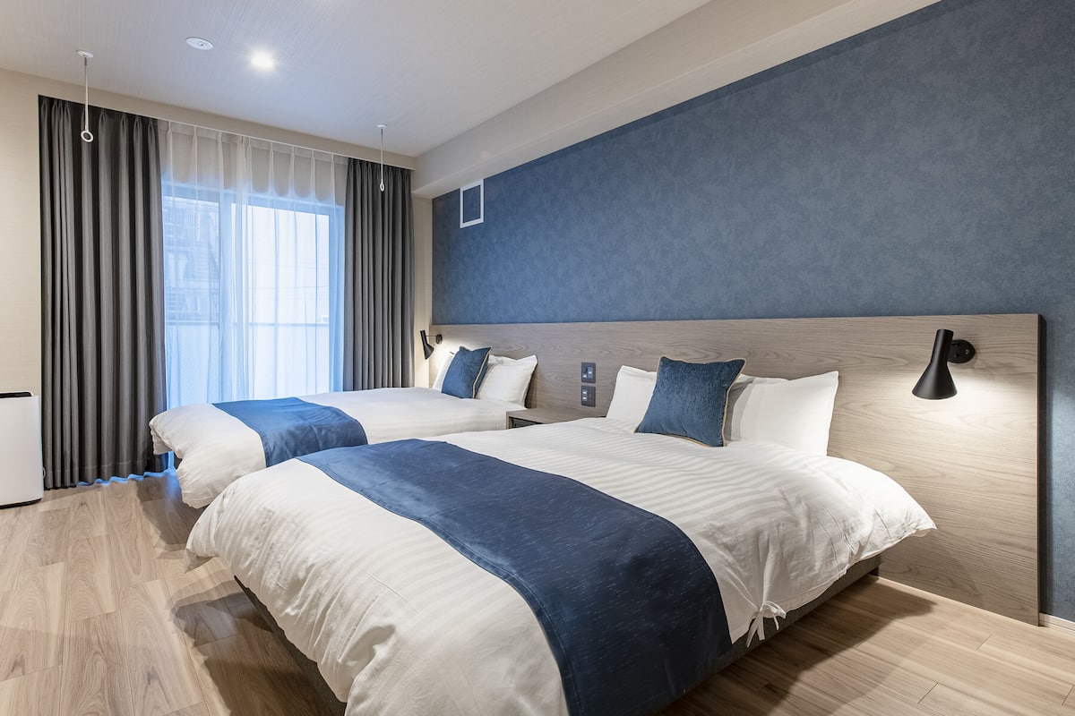 Deluxe Double Room, Non Smoking | Peti besi dalam bilik, meja, langsir/tirai gelap terus 