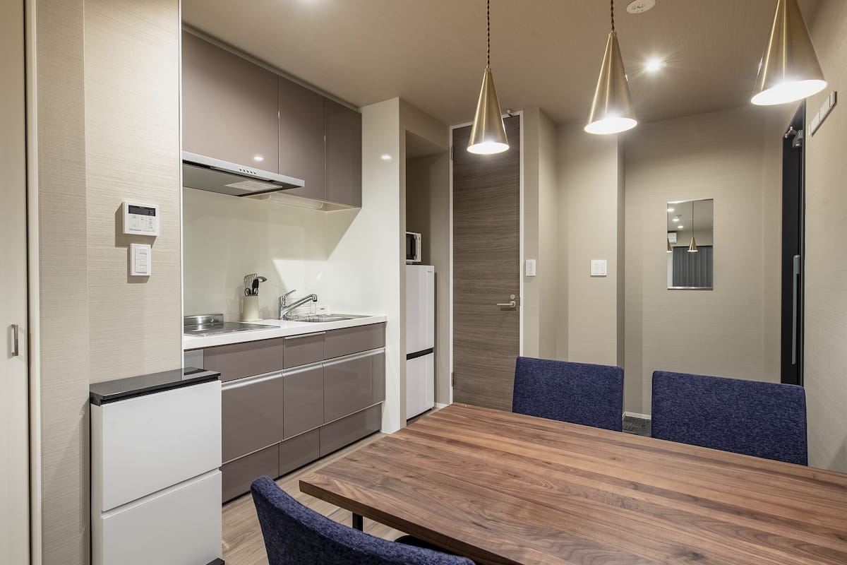 Family Studio Suite, Non Smoking | Peti besi dalam bilik, meja, langsir/tirai gelap terus 