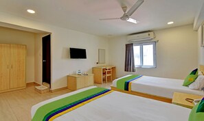 华丽双人房 | 办公桌、床单