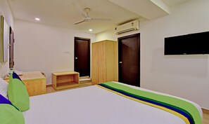 Standard Double Room | Desk, bed sheets - Treebo Innside (Chennai)