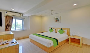 Kamar Double Deluks | Meja kerja dan seprai linen