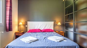 4 slaapkamers, een bureau, een strijkplank/strijkijzer, reisbedje