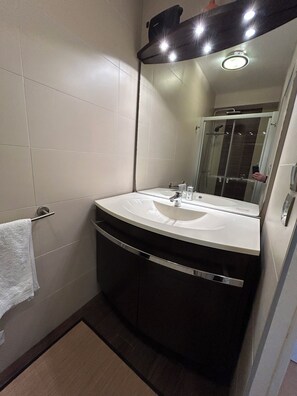 Bathtub, hair dryer, towels, toilet paper - Magnificent villa with swimming pool (Gleize)