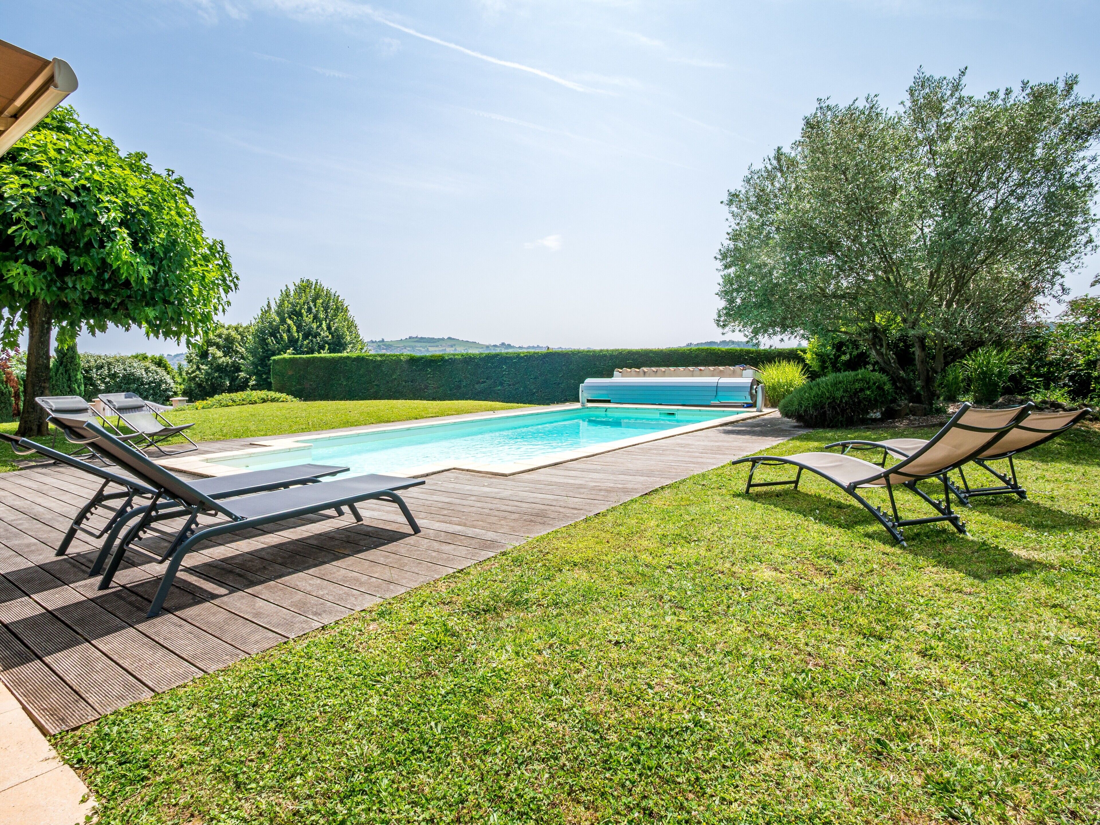 Utendørsbasseng og et oppvarmet basseng