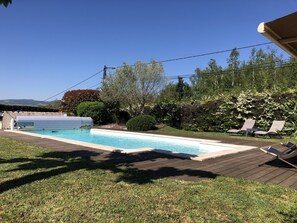 Een buitenzwembad en een verwarmd zwembad