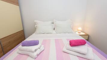 1 slaapkamer, een strijkplank/strijkijzer, wifi, beddengoed