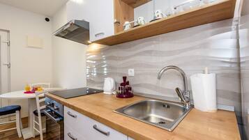 Fridge, oven, cookware/dishes/utensils