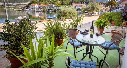 Apartment Đego near Ploče, riverfront, parking