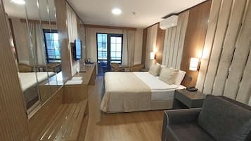 Habitación Deluxe doble | Sábanas de algodón egipcio, ropa de cama de alta calidad, minibar