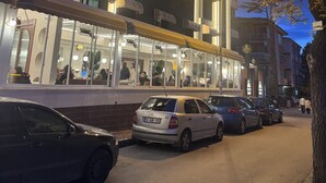 Un hotel con una fachada moderna, varios balcones y un letrero que indica que es un hotel.