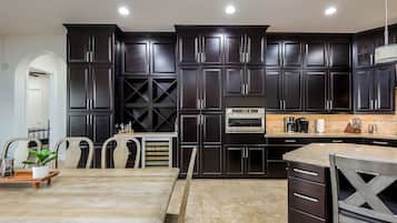 House, 6 Bedrooms | Private kitchen | Fridge, microwave, oven, dishwasher