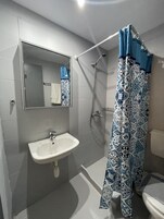 Secador de cabelo, toalhas de banho, sabonete, shampoo