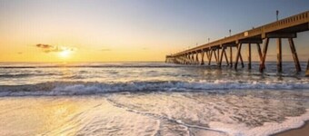 Beautiful and spacious first floor Sunset Beach villa in Sea Trail! Bikes & gear