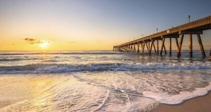 Beautiful and spacious first floor Sunset Beach villa in Sea Trail! Bikes & gear