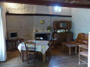 TV, books - Cottage on the farm with Poitou donkeys, Goats... (Chef-Boutonne)