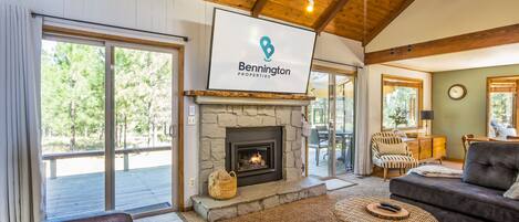 Una televisión, una chimenea