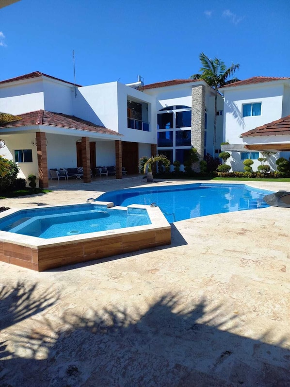 حمّام سباحة خارجي