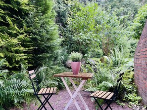 Outdoor dining - Idyllic city apartment in Hamburg-Marienthal (Hamburg)