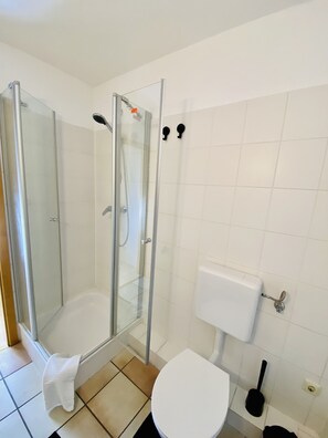 Shower, hair dryer, towels, soap - Idyllic city apartment in Hamburg-Marienthal (Hamburg)