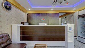 Una recepción con detalles de madera, un reloj y un dispensador de agua.