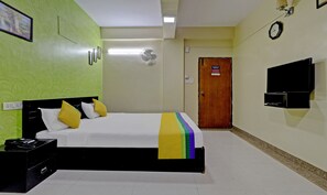Kamar Standar | Meja kerja, setrika/meja setrika, dan seprai linen