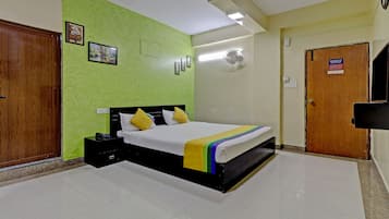 Standard Room | Desk, iron/ironing board, bed sheets