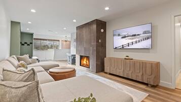 TV connectée, cheminée, jeux vidéo