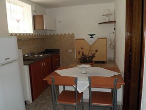 Frigorifero, piano cottura, pentole/stoviglie/utensili, tavolo da pranzo