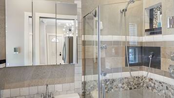 Douche, serviettes fournies, papier toilette