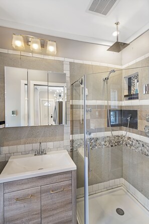 Douche, serviettes fournies, papier toilette