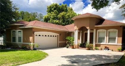 Tampa Bay Perfect location for a safe vacation! 5 bedrooms, ,3.5 bath ,sleeps14
