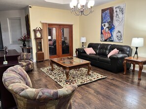 Smart TV, fireplace - Tampa Bay Perfect location for a safe vacation! 5 bedrooms, ,3.5 bath ,sleeps14  (Tampa)